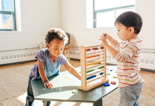 Des tout-petits jouant avec des jouets sur une table