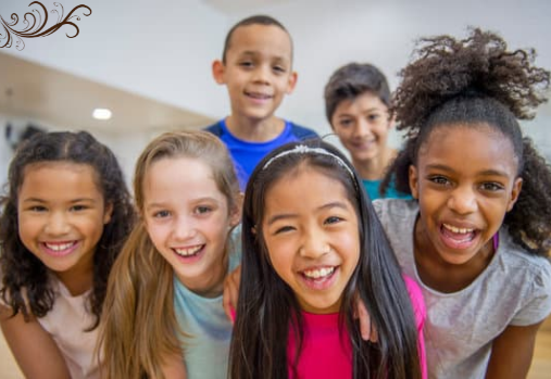 un groupe d'enfants d'âge scolaire qui sourient à la caméra