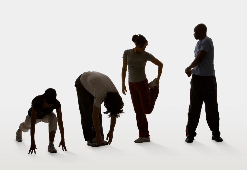 personnes faisant des étirements