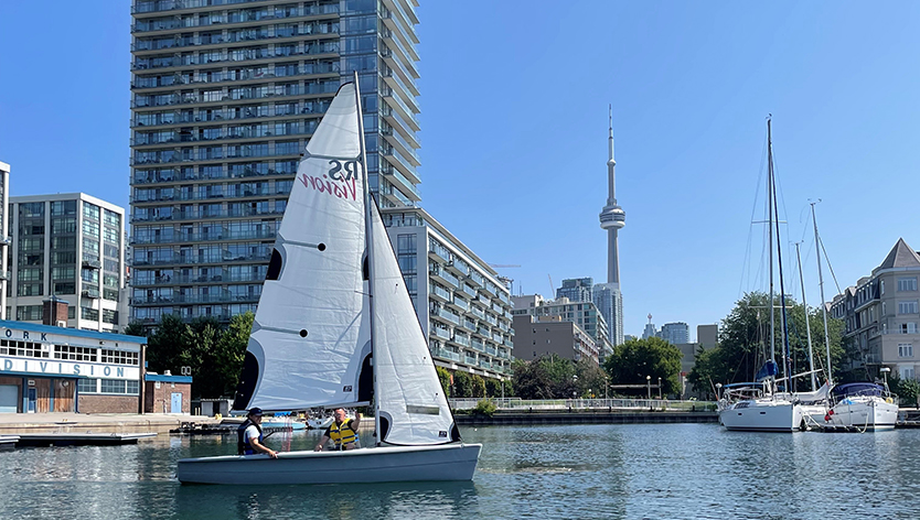 voilier dans le port de Toronto