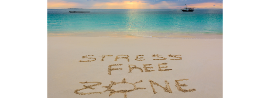 Photo d'une plage sur laquelle on peut lire « zone sans stress » écrit dans le sable