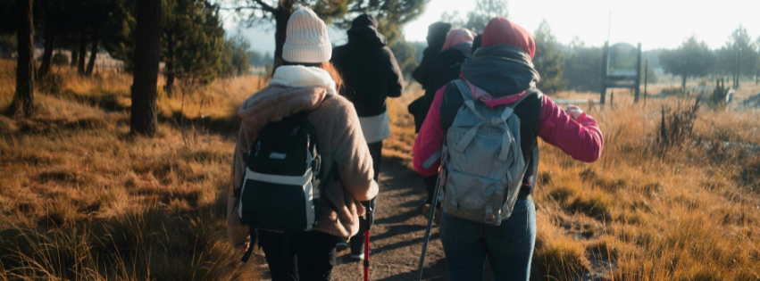 Des gens faisant de la randonnée en automne