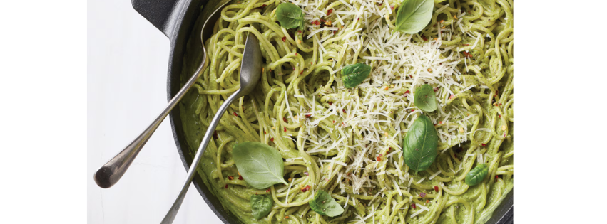 Photo d'un plat de spaghetti crémeux aux épinards et au citron