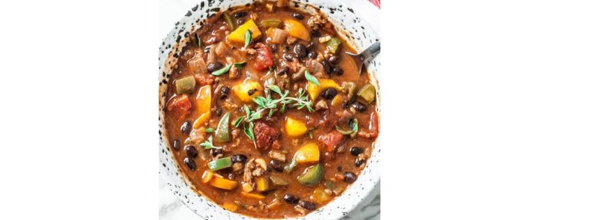 PHOTO D'UN BOL DE CHILI À LA CITROUILLE