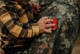 Un soldat tenant un petit enfant.