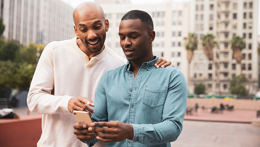 deux hommes regardant un mobile