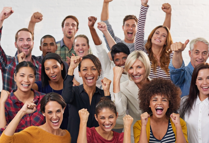 Un groupe de personnes encourageant quelque chose