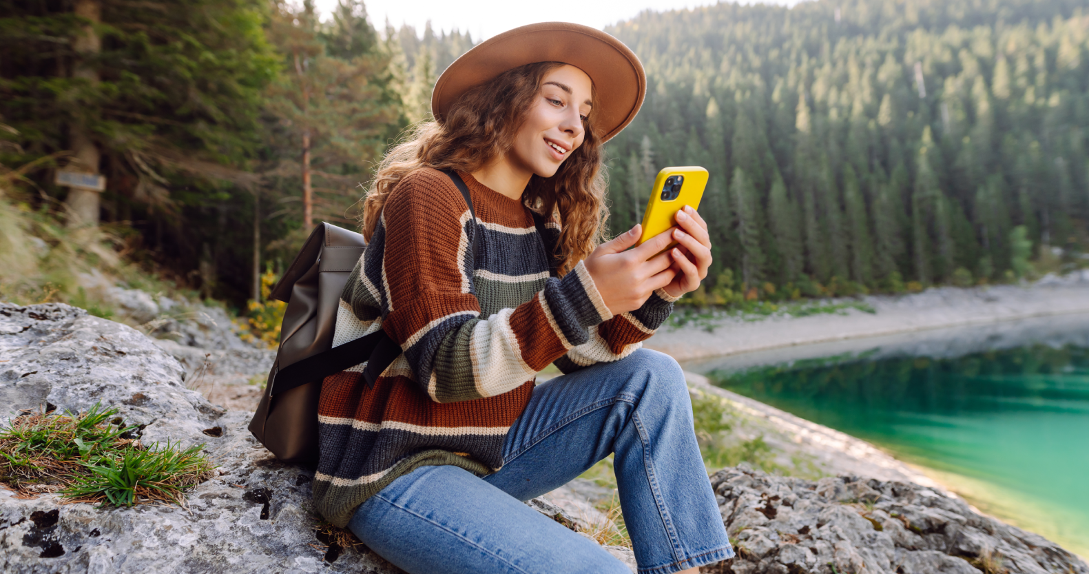 Une dame qui regarde son cellulaire