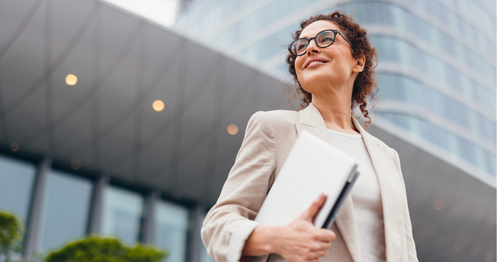 Une femme attrappant un ordinateur