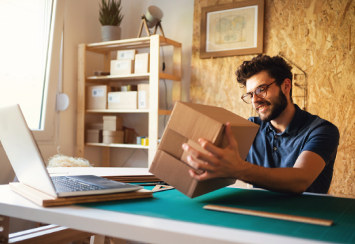 Un homme tenant une boîte en papier