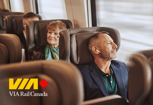 Des passagers assis dans un train, logo de VIA Rail Canada