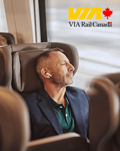 Un homme dans un train, logo VIA