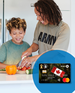 une femme qui prépare le dîner avec son fils, SOT : carte de crédit