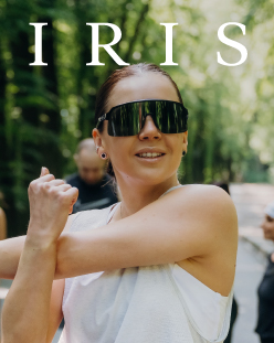 Femme portant des lunettes de soleil, logo IRIS