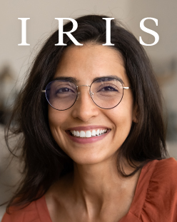 femme portant des lunettes, logo IRIS