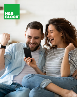 couple regardant joyeusement son téléphone, logo H&R Block