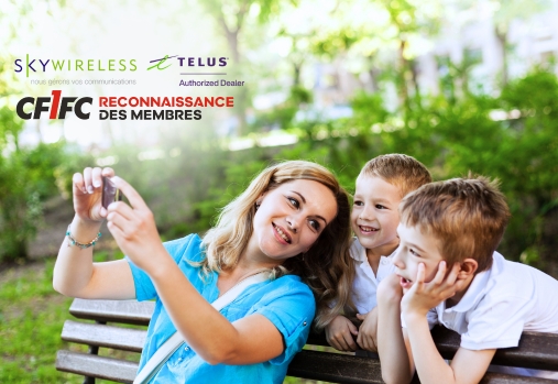 une famille regardant un téléphone portable