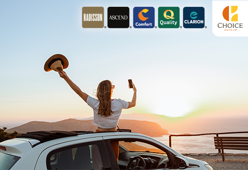 Une femme en train de prendre un selfie en vacances, logos Choice
