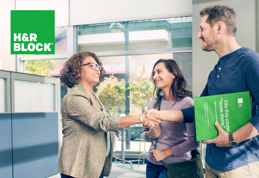 un couple serrant la main d'un fiscaliste