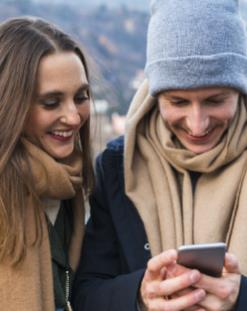 Couple regardant un appareil mobile