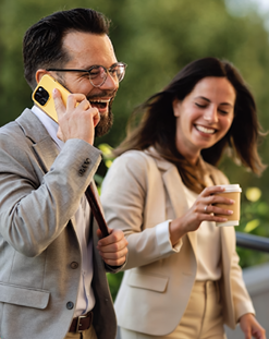 un homme qui parle au téléphone portable