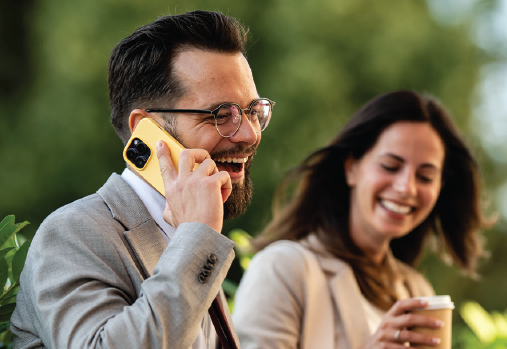 un homme qui parle au téléphone portable