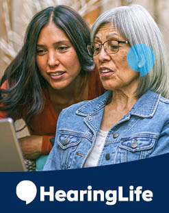 Deux femmes regardant un ordinateur, logo HearingLife