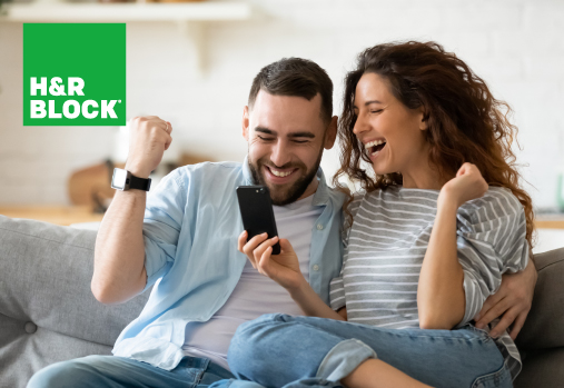 couple applaudissant tout en regardant son téléphone portable, logo H&R Block