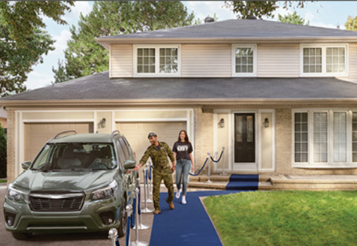 Couple devant sa voiture et maison