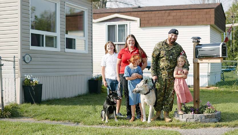 Famille devant la maison