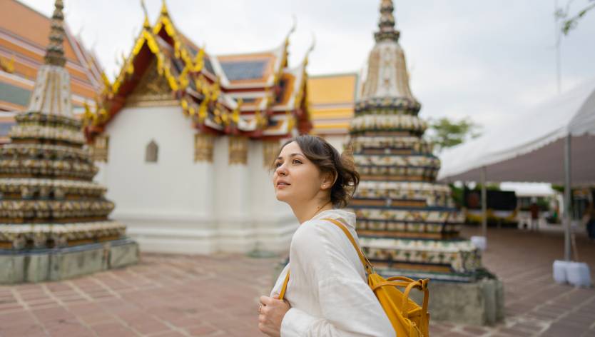 Femme devant un temple