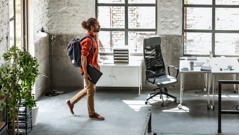 Homme entrant dans un espace de travail