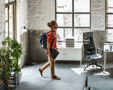 Homme entrant dans un espace de travail