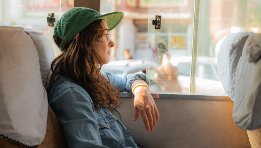 Jeune fille dans un bus