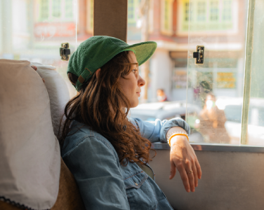 Jeune fille deans un bus