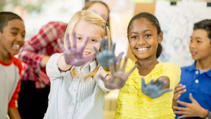 enfants avec les mains peinturées