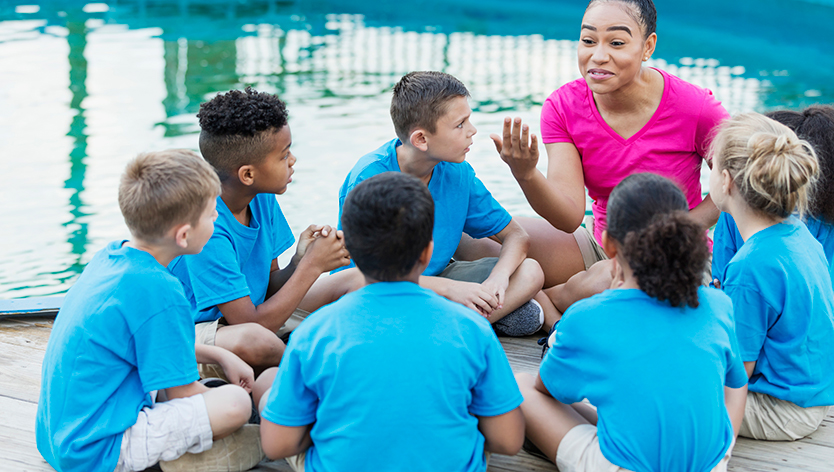 Conseiller de camp instruisant des campeurs