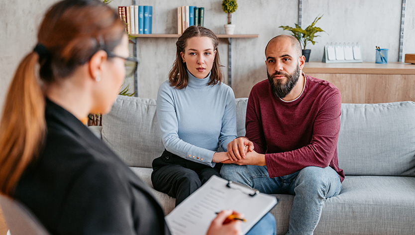 Couple à la recherche de conseils pour leur mariage