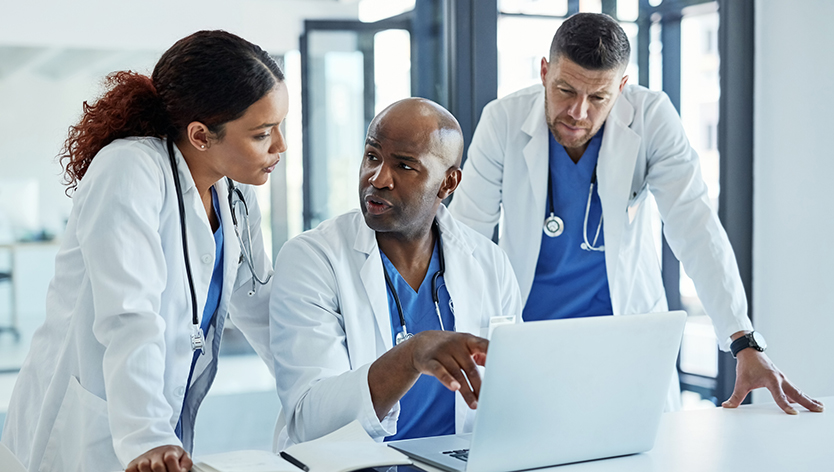 Groupe de médecins ayant une discussion