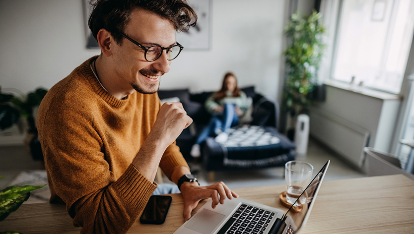 Homme travaillant à domicile