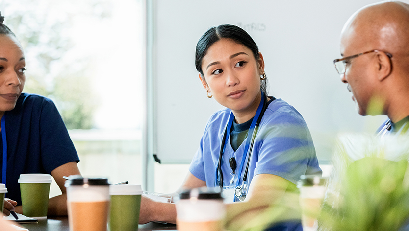 Employés de l'hôpital discutant des politiques