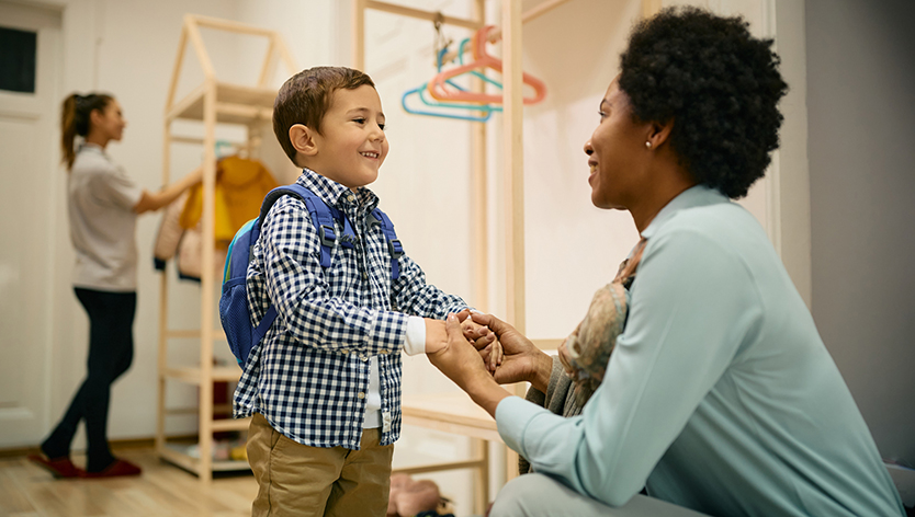 Mère saluant son fils après l'école