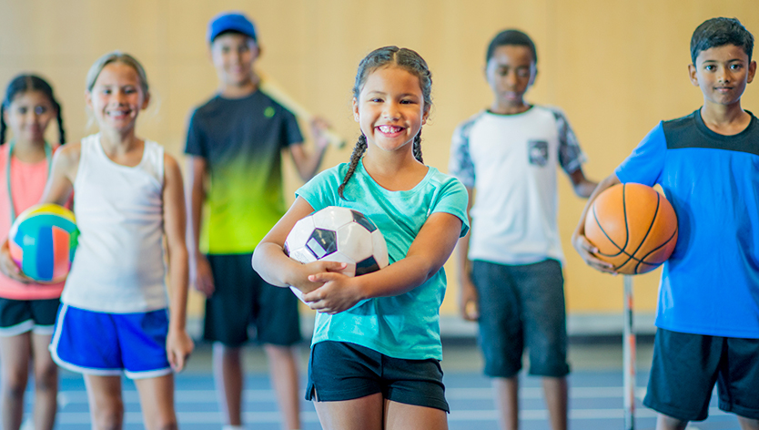 Enfants tenant différents engins de sport