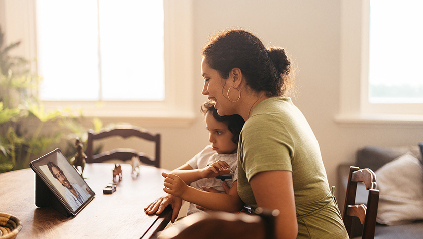 Mère et enfant parlant à un médecin de garde