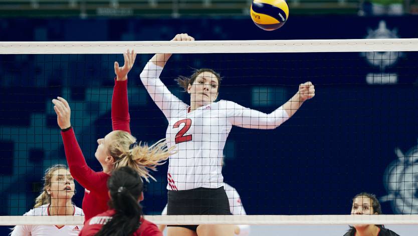 Femme jouant au volley-ball