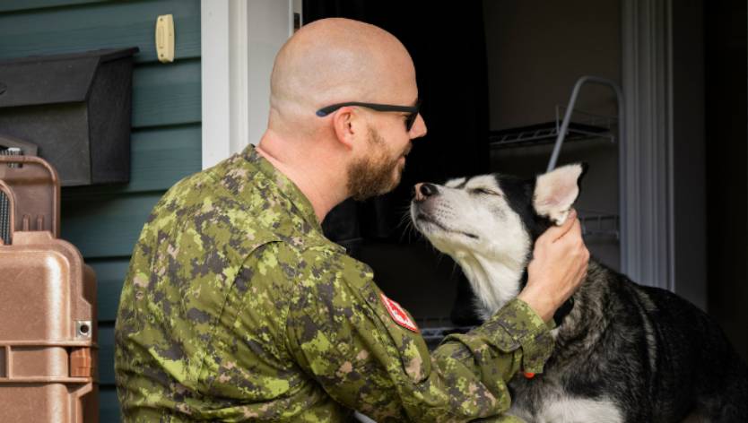 un homme et un chien