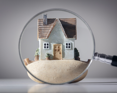 Maison sous une loupe