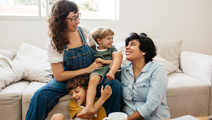 famille sur le canapé