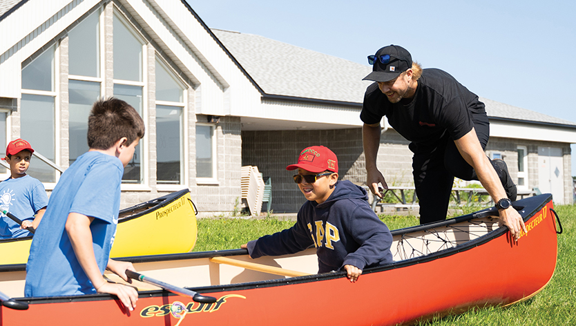Employé du CFMWS avec des enfants dans un canoë