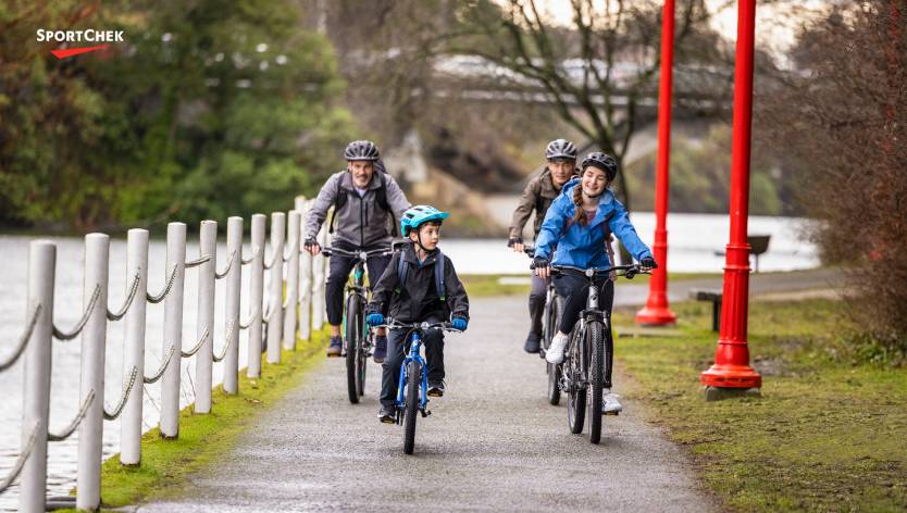 famille à vélo